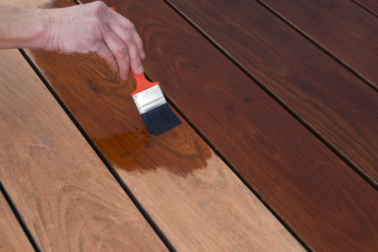Application de saturateur CANOPY au printemps pour entretenir le bois extérieur