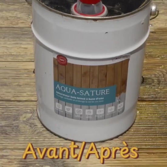 Application du saturateur teinté Aqua-Sature CANOPY pour protéger et sublimer le bois extérieur avec une finition naturelle et résistante aux intempéries.